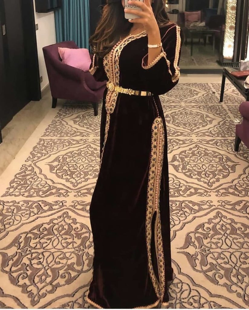 Modèle caftan marocain moderne simple 2019 en couleur noire